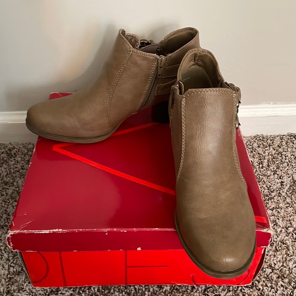 Bare Traps Tan/Brown Ankle Boots. Size 8.5.